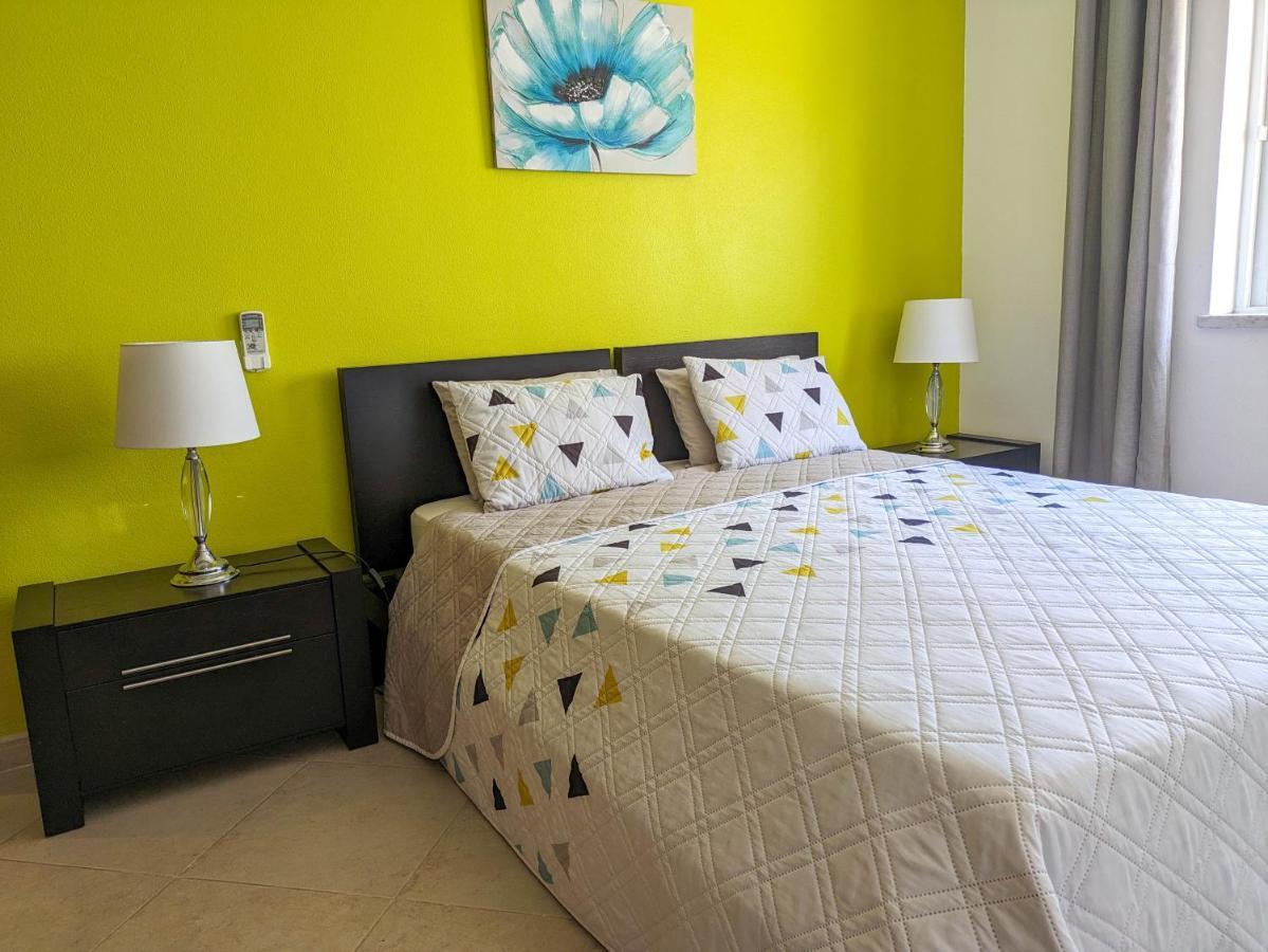 Two Bedroom Apartment - 110M2, Ac, Terrace, Wi-Fi Lagos Luaran gambar