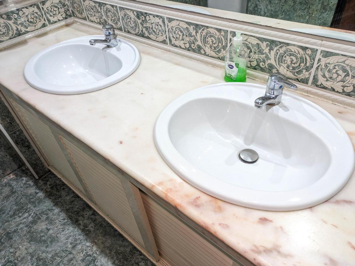 Two Bedroom Apartment - 110M2, Ac, Terrace, Wi-Fi Lagos Luaran gambar