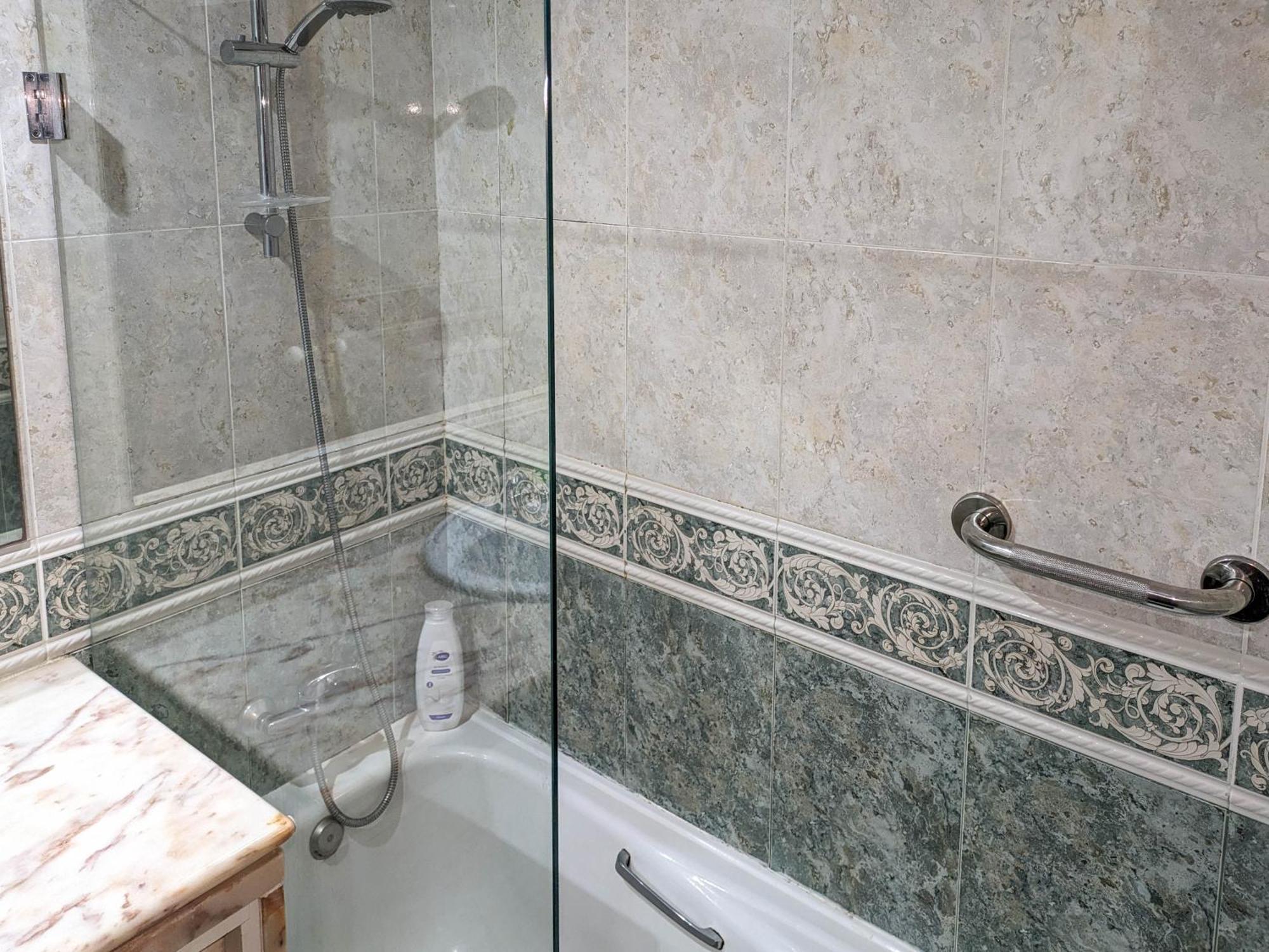 Two Bedroom Apartment - 110M2, Ac, Terrace, Wi-Fi Lagos Luaran gambar